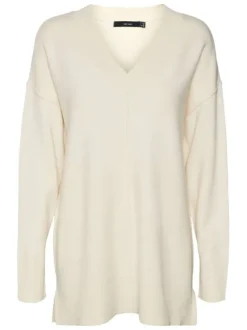 Pull écru uni avec une coupe droite un col v et des manches longues
