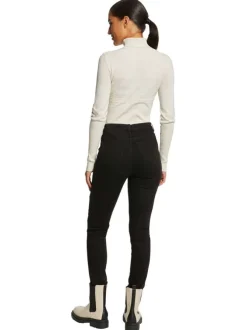 Pull écru uni avec une coupe slim à col roulé et à manches longues