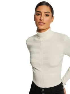 Pull écru uni avec une coupe slim à col roulé et à manches longues