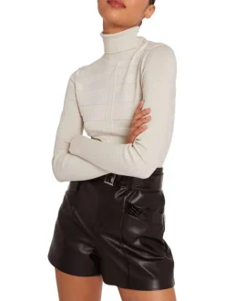 Pull écru uni avec une coupe slim à col roulé et à manches longues