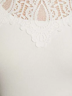 Pull écru uni à coupe ajustée avec col rond et à manches longues