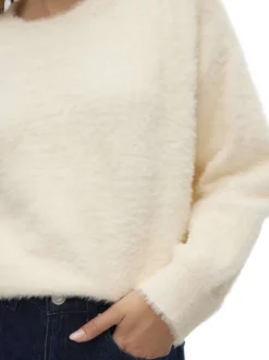 Pull écru uni à coupe droite avec un col rond et des manches longues