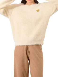 Pull écru uni à coupe droite avec un col rond et un coeur brodé