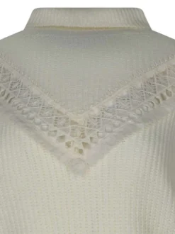 Pull écru uni coupe droite avec un col roulé et des détails en dentelle