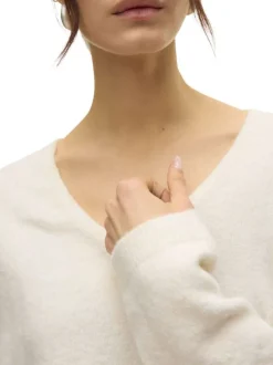 Pull écru uni à coupe droite avec un col v et des manches longues