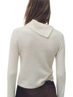 Pull écru uni à coupe droite, col montant à fente et à manches longues
