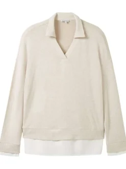 Pull écru uni à coupe droite un col de chemise en V et des manches longues