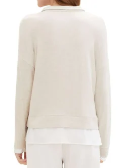 Pull écru uni à coupe droite un col de chemise en V et des manches longues