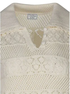 Pull écru uni en crochet pourvu d'une coupe droite et d'un col polo