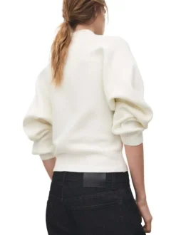 Pull écru uni en maille avec une coupe ample et des manches longues