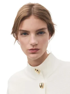 Pull écru uni en maille avec une coupe ample et des manches longues
