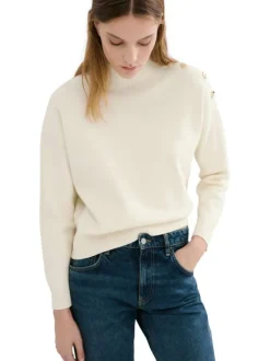 Pull écru uni en maille fine avec une coupe droite et un col montant