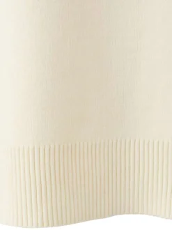 Pull écru uni en maille fine avec une coupe droite et un col montant