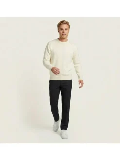 Pull écru uni en maille fine avec une coupe droite et un col rond