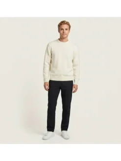 Pull écru uni en maille fine avec une coupe droite et un col rond