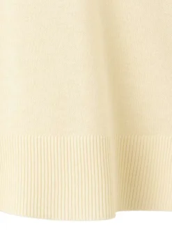 Pull écru uni en maille fine avec une coupe droite et un col v