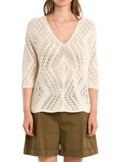 Pull écru uni pourvu de manches longues et d'une coupe droite