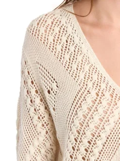 Pull écru uni pourvu de manches longues et d'une coupe droite