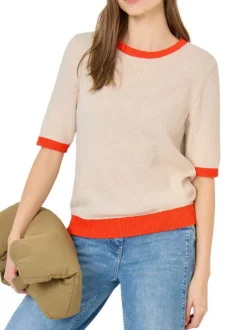 Pull écru uni pourvu d'une coupe droite et de manches courtes