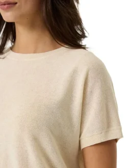 Pull écru uni pourvu d'une coupe droite et de manches courtes