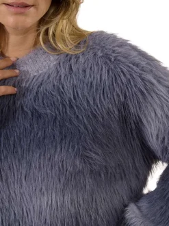 Pull dégradé bleu et gris avec une coupe courte et un col rond