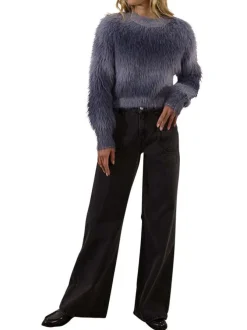 Pull dégradé bleu et gris avec une coupe courte et un col rond