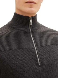 Pull en coton anthracite avec un col camionneur et une coupe droite