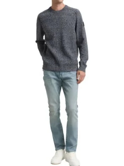 Pull en coton anthracite moucheté avec un col rond et des manches longues