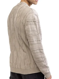 Pull en coton beige pourvu d'un col rond et de manches longues