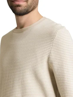 Pull en coton beige à rayures avec une coupe droite et un col rond