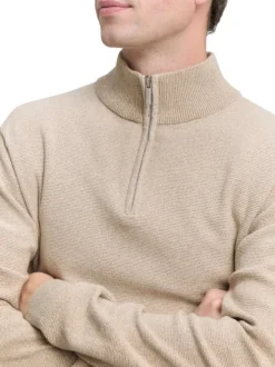 Pull en coton beige uni avec un col camionneur et des manches longues