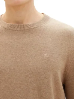 Pull en coton beige uni coupe droite avec un col rond et logo poitrine