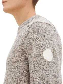 Pull en coton beige uni coupe droite avec un col rond et un patch au bras