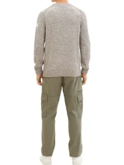 Pull en coton beige uni coupe droite avec un col rond et un patch au bras
