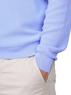 Pull en coton biologique bleu ciel uni avec une coupe droite