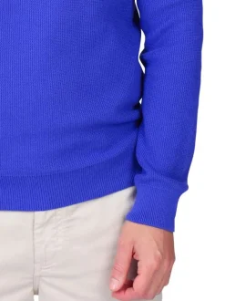 Pull en coton biologique bleu uni avec une coupe droite et un col camionneur