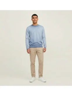 Pull en coton biologique ciel uni pourvu d'un col rond et d'un aspect fumé