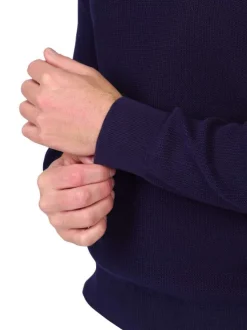 Pull en coton biologique marine uni avec une coupe droite et un col rond