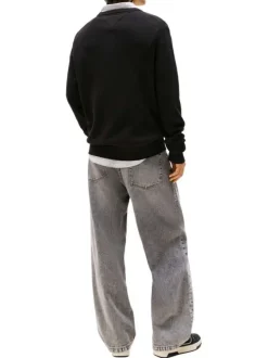 Pull en coton biologique noir uni avec un col rond et une coupe droite