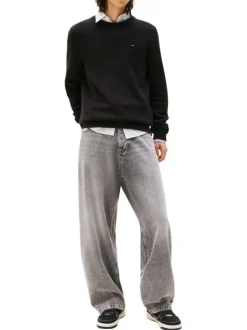 Pull en coton biologique noir uni avec un col rond et une coupe droite