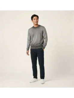 Pull en coton biologique noir uni pourvu d'un col rond et d'un aspect fumé