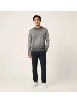 Pull en coton biologique noir uni pourvu d'un col rond et d'un aspect fumé