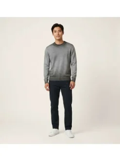 Pull en coton biologique noir uni pourvu d'un col rond et d'un aspect fumé