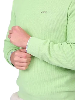 Pull en coton biologique vert uni avec une coupe droite et un col rond