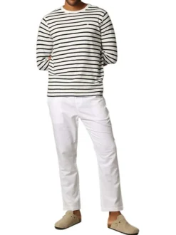 Pull en coton blanc à rayures bleues marine avec un col rond et une coupe droite