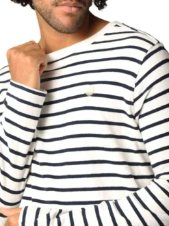 Pull en coton blanc à rayures bleues marine avec un col rond et une coupe droite