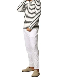 Pull en coton blanc à rayures bleues marine avec un col rond et une coupe droite