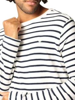 Pull en coton blanc à rayures bleues marine avec un col rond et une coupe droite