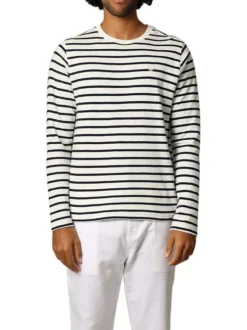 Pull en coton blanc à rayures bleues marine avec un col rond et une coupe droite