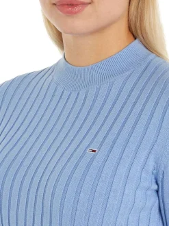 Pull en coton bleu ciel côtelé avec une coupe droite et un col montant